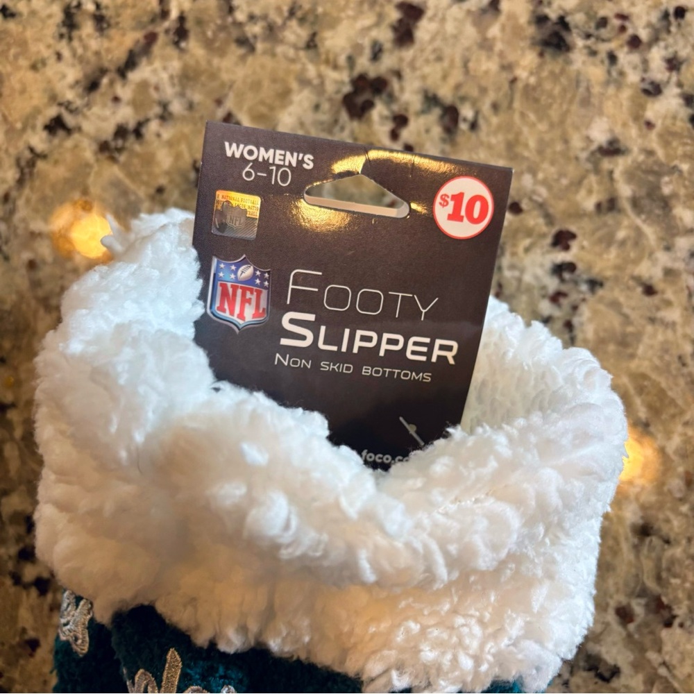 Eagles Footy Slippers (Women’s 6-10) - Picture 2 of 3